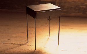 comodino con cassetto